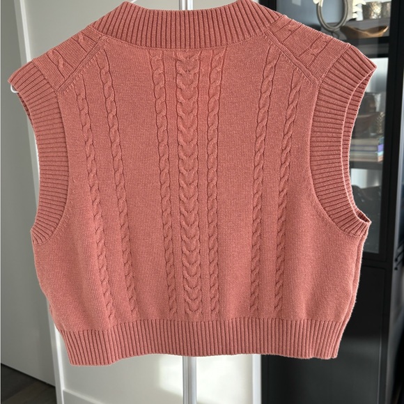 Aritzia Sunday Best cropped vest - Picture 2 of 5